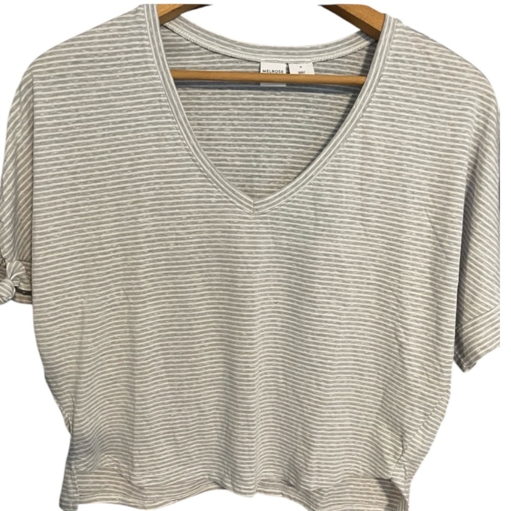 Melrose and Market | Light Grey Striped V-Neck Tee | Size M